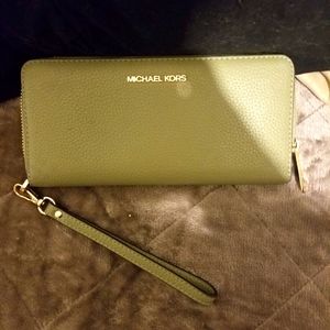 Sale!!🥰🥰🥰🔥NWOT Army/Olive Green Michael Kors Wallet/Wristlet